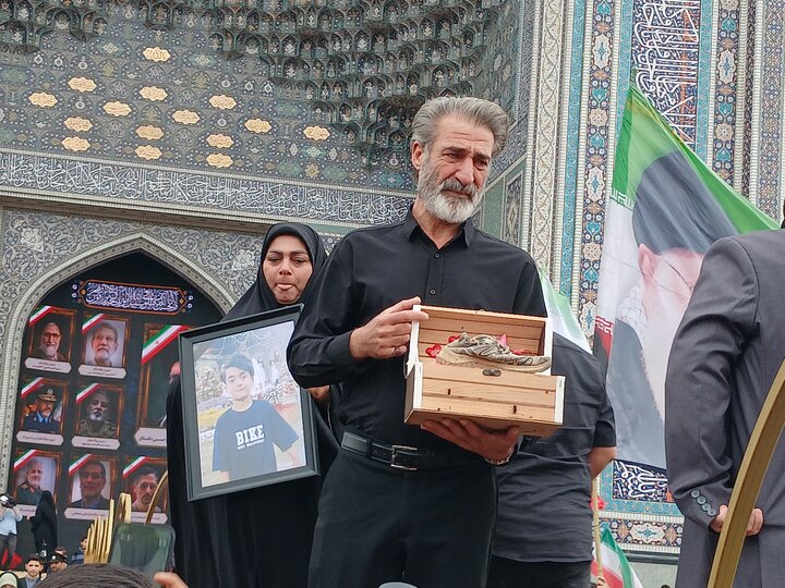 تصاویر/ اجتماع مشت های گره کرده در حرم مطهر رضوی