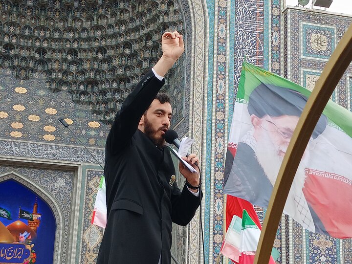بیعت نوجوانان مشهدی با رهبر انقلاب در حرم مطهررضوی
