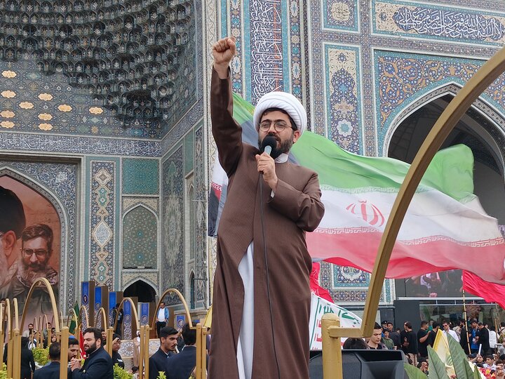 تصاویر/ اجتماع مشت های گره کرده در حرم مطهر رضوی