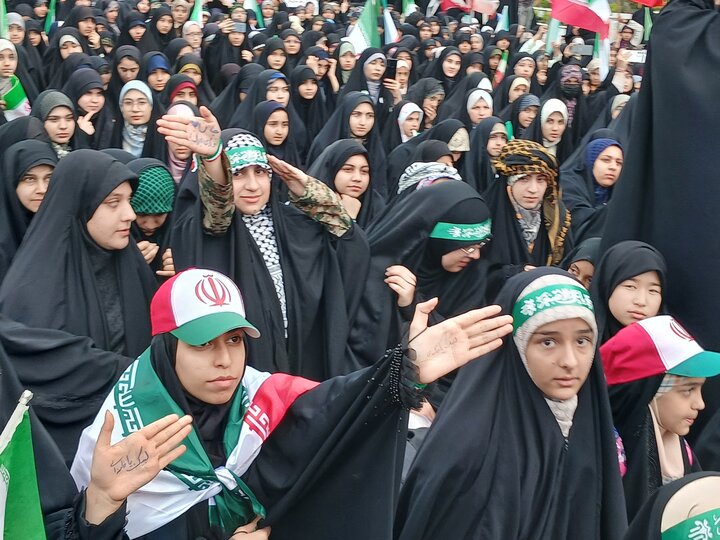 تصاویر/ اجتماع مشت های گره کرده در حرم مطهر رضوی