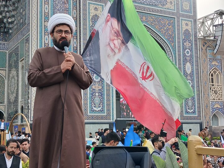 بیعت نوجوانان مشهدی با رهبر انقلاب در حرم مطهررضوی