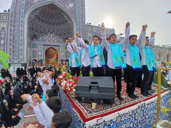 تصاویر/ اجتماع مشت های گره کرده در حرم مطهر رضوی