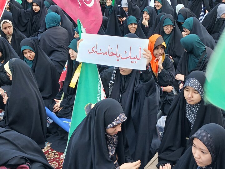 تصاویر/ اجتماع مشت های گره کرده در حرم مطهر رضوی