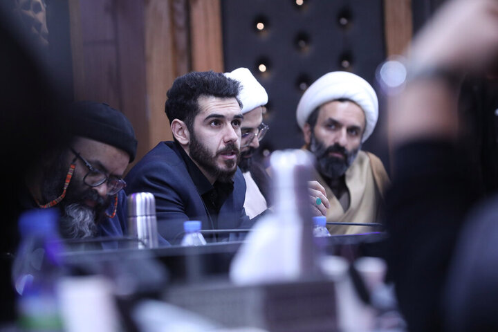 تصاویر/ جلسه هم‌اندیشی جمعی از شعرا و نوحه‌سرایان فعال در دفاع مقدس سوم