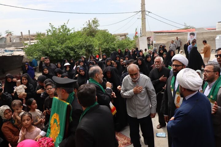 تصاویر/ دیدار خادمان امام رضا (ع) با خانواده شهید مهدی بازاد در سیراف