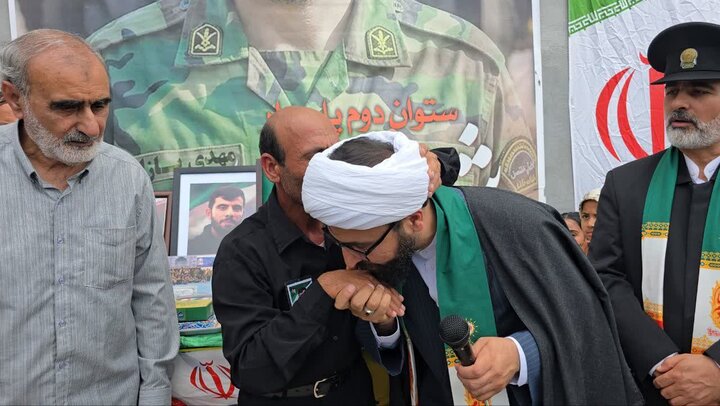 تصاویر/ دیدار خادمان امام رضا (ع) با خانواده شهید مهدی بازاد در سیراف