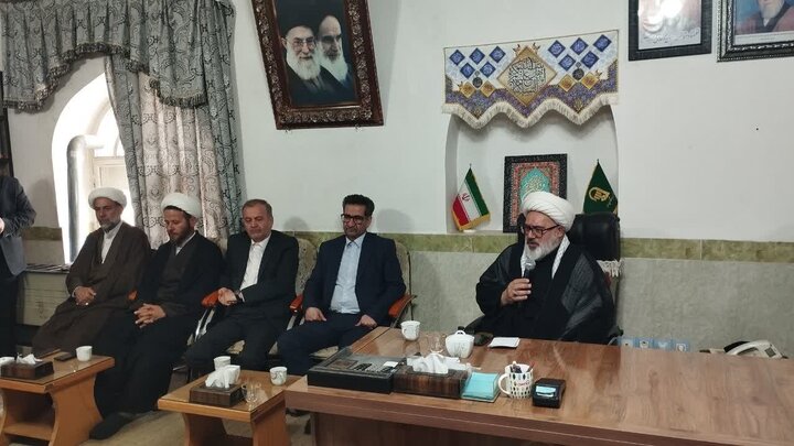 تصاویر/ دیدار مسئولان،ریش سفیدان و بازاریان میاندوآب امام جمعه این شهرستان
