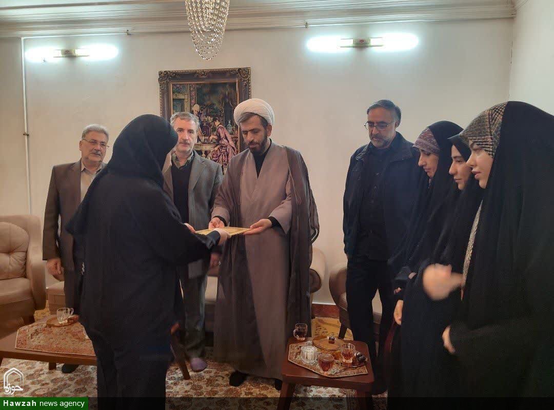 تجلیل رئیس اداره تبلیغات اسلامی شهرستان اسدآباد از خانواده شهدای جنگ رمضان