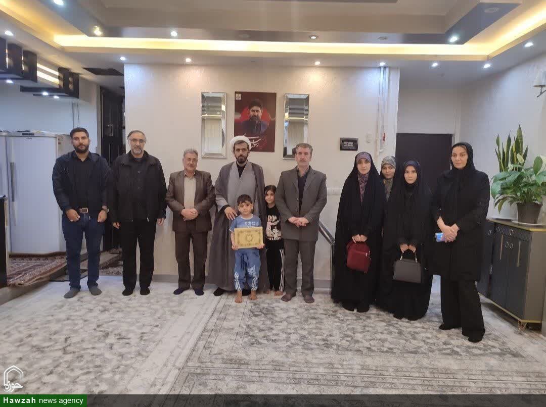 تجلیل رئیس اداره تبلیغات اسلامی شهرستان اسدآباد از خانواده شهدای جنگ رمضان