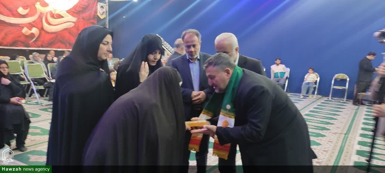 مراسم تجلیل از خانواده شهدای جنگ رمضان و جنگ ۱۲ روزه در ملایر