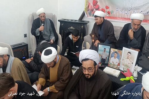 سرکشی مدیر و طلاب مدرسه علمیه امام خمینی(ره) سنقر و کلیایی از خانواده شهدای جنگ رمضان+تصاویر