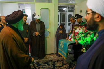 ادای احترام تولیت و خادمان مسجد جمکران به خانواده سردار شهید علم‌خواه + عکس