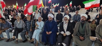 تصاویر/ مردم کنگان ایستاده در میدان