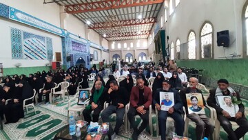 تصاویر/ تجلیل کاروان زیرسایه خورشید از خانواده های شهدای جنگ تحمیلی ۱۲ روزه و رمضان