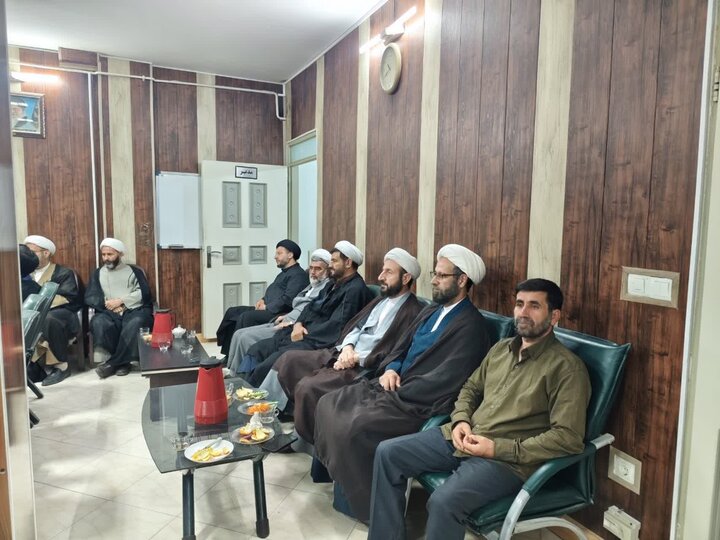 تصاویر/برگزاری جلسه شورای راهبری قرارگاه جنگ ترکیبی بلاغ مبین در حوزه علمیه لرستان