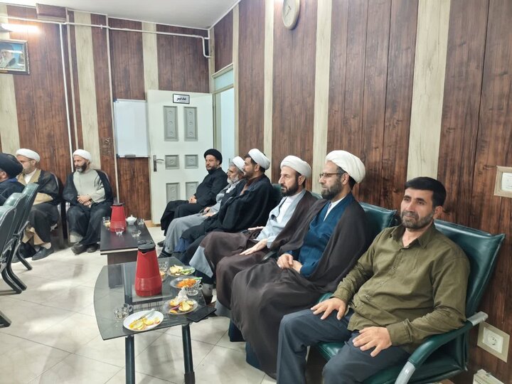 تصاویر/برگزاری جلسه شورای راهبری قرارگاه جنگ ترکیبی بلاغ مبین در حوزه علمیه لرستان