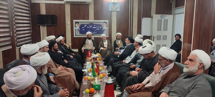 تصاویر/برگزاری جلسه شورای راهبری قرارگاه جنگ ترکیبی بلاغ مبین در حوزه علمیه لرستان