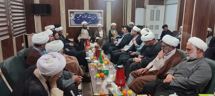 تصاویر/برگزاری جلسه شورای راهبری قرارگاه جنگ ترکیبی بلاغ مبین در حوزه علمیه لرستان