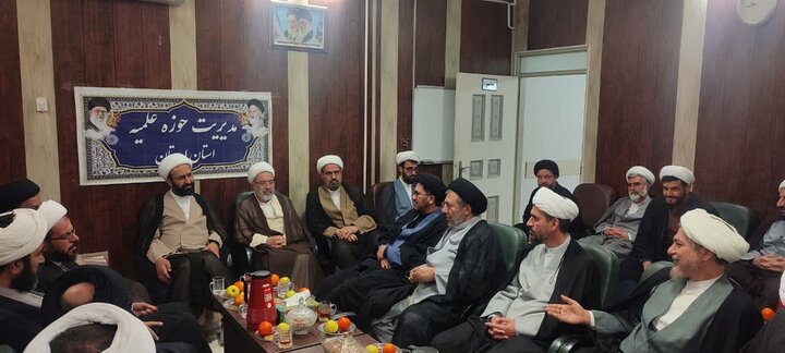 تصاویر/برگزاری جلسه شورای راهبری قرارگاه جنگ ترکیبی بلاغ مبین در حوزه علمیه لرستان