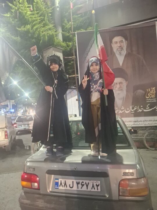 تصاویر/ پرچم گردانی مردم محله ابن سینای امیرکلا در میدان انقلاب