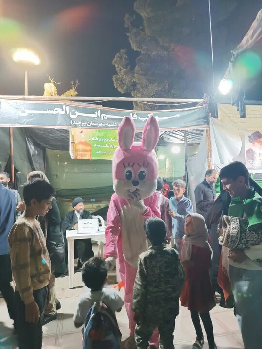 تصاویر| در پنجاه و هفتمین شب برگزاری موکب جهادی قاسم بن الحسن(ع) در میدان شهید رئیسی بیرجند