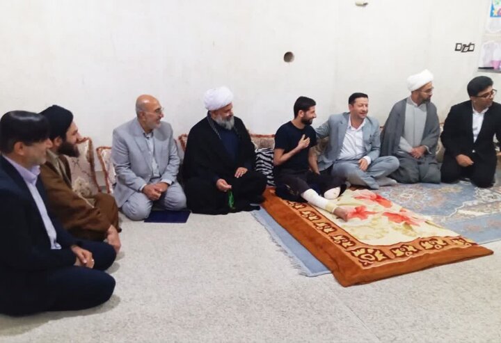 تصاویر/ دیدار مسئولان با جانباز جنگ رمضان در دشتی