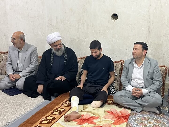 تصاویر/ دیدار مسئولان با جانباز جنگ رمضان در دشتی