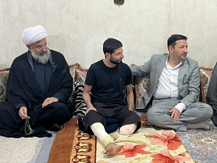 تصاویر/ دیدار مسئولان با جانباز جنگ رمضان در دشتی