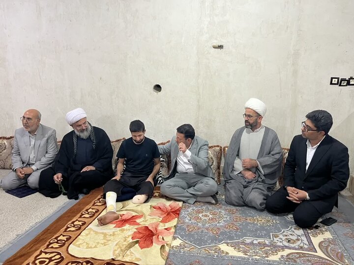 تصاویر/ دیدار مسئولان با جانباز جنگ رمضان در دشتی