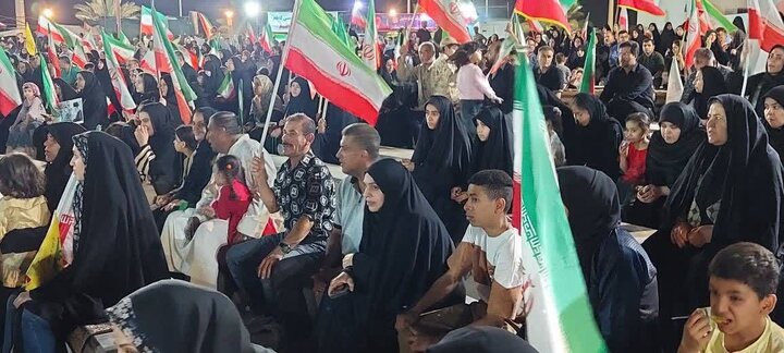 تصاویر/ مردم کنگان ایستاده در میدان
