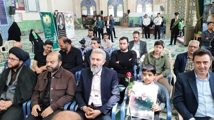 تصاویر/تجلیل کاروان زیرسایه خورشید از خانواده های شهدای جنگ تحمیلی ۱۲ روزه و رمضان