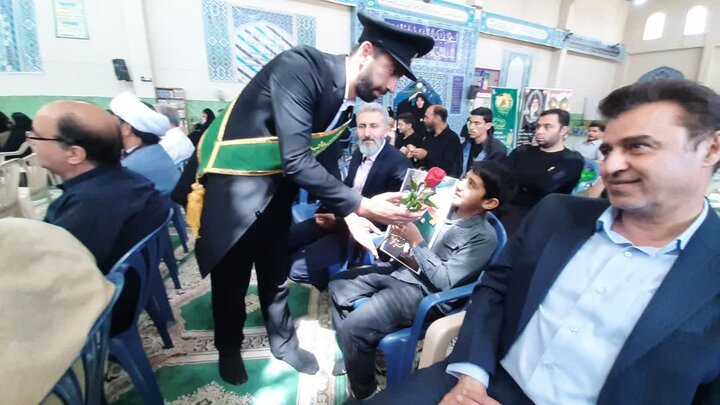 تصاویر/تجلیل کاروان زیرسایه خورشید از خانواده های شهدای جنگ تحمیلی ۱۲ روزه و رمضان