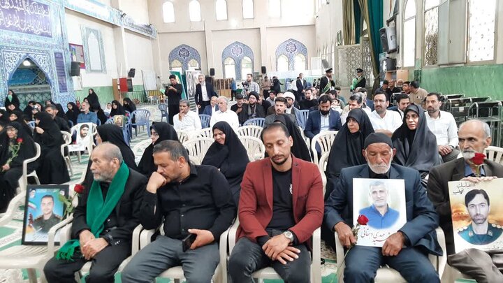 تصاویر/تجلیل کاروان زیرسایه خورشید از خانواده های شهدای جنگ تحمیلی ۱۲ روزه و رمضان