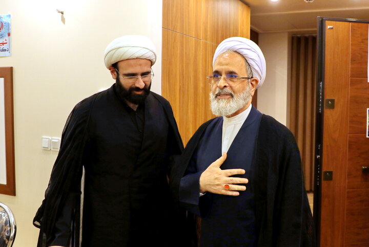 L’Ayatollah Arafi incontra la famiglia del martire Ali Larijani (6)