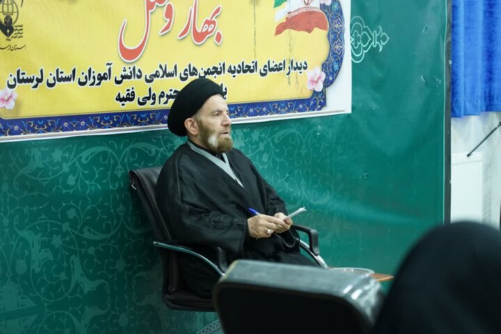 تصاویر/دیدار اعضای اتحادیه انجمن‌های اسلامی استان لرستان با نماینده ولی‌فقیه در استان