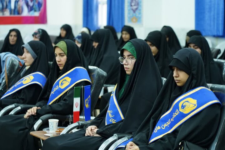 تصاویر/دیدار اعضای اتحادیه انجمن‌های اسلامی استان لرستان با نماینده ولی‌فقیه در استان