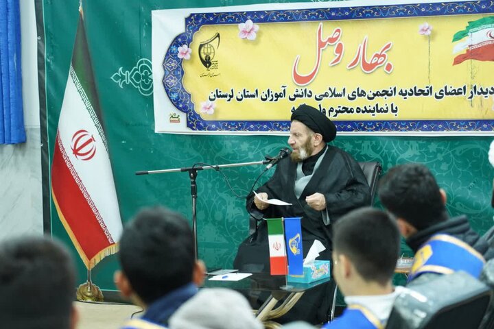 تصاویر/دیدار اعضای اتحادیه انجمن‌های اسلامی استان لرستان با نماینده ولی‌فقیه در استان