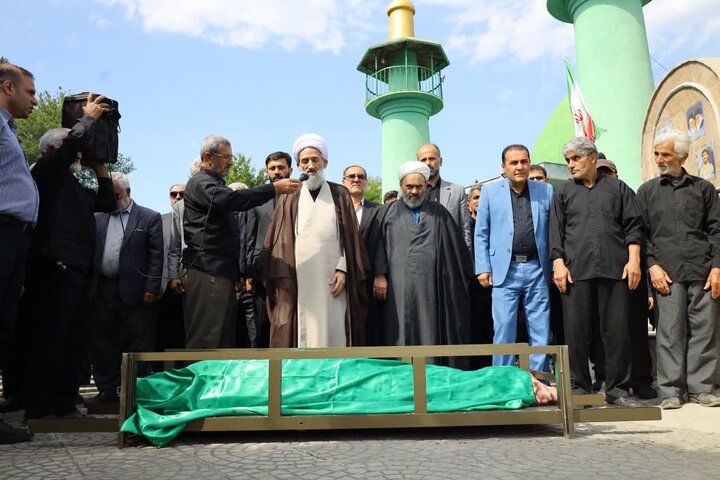 تصاویر/ اقامه نماز نماینده ولی فقیه در استان مازندران بر پیکر مادر شهید