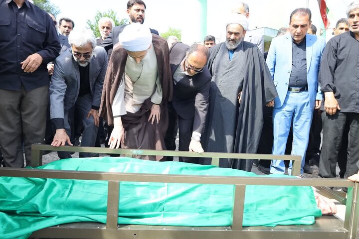 تصاویر/ اقامه نماز نماینده ولی فقیه در استان مازندران بر پیکر مادر شهید