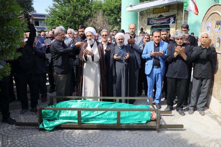 تصاویر/ اقامه نماز نماینده ولی فقیه در استان مازندران بر پیکر مادر شهید