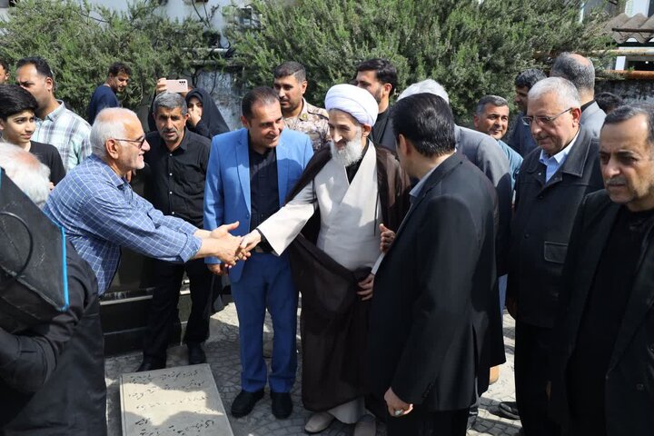 تصاویر/ اقامه نماز نماینده ولی فقیه در استان مازندران بر پیکر مادر شهید