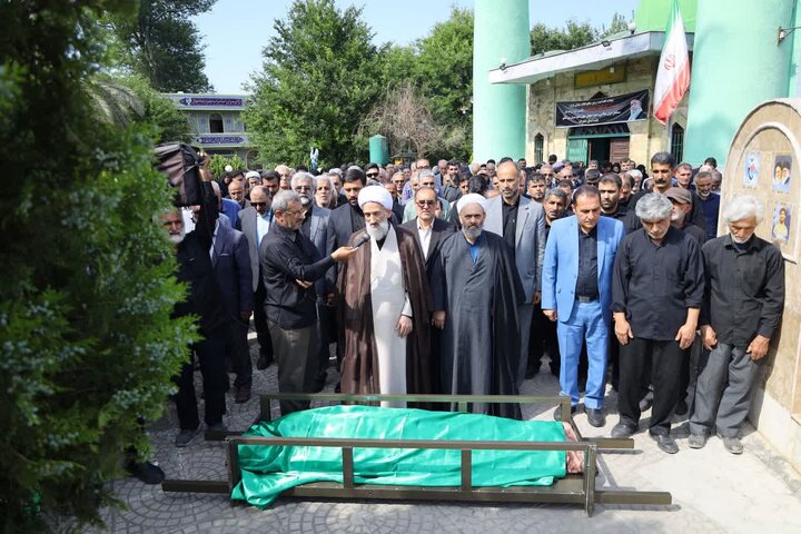تصاویر/ اقامه نماز نماینده ولی فقیه در استان مازندران بر پیکر مادر شهید