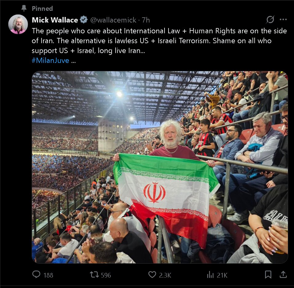 حضور میک والاس در سنسیرو با پرچم جمهوری اسلامی ایران