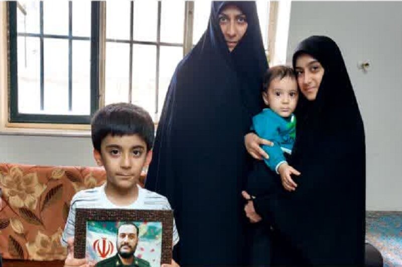 خانواده شهدا زیارتگاههای در دسترس عموم هستند+عکس