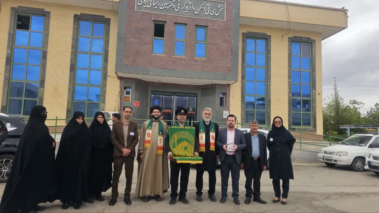 تجلیل مدیر مدرسه علمیه تخصصی حضرت زهرا (س) از مادران پیشگام در طرح جوانی جمعیت