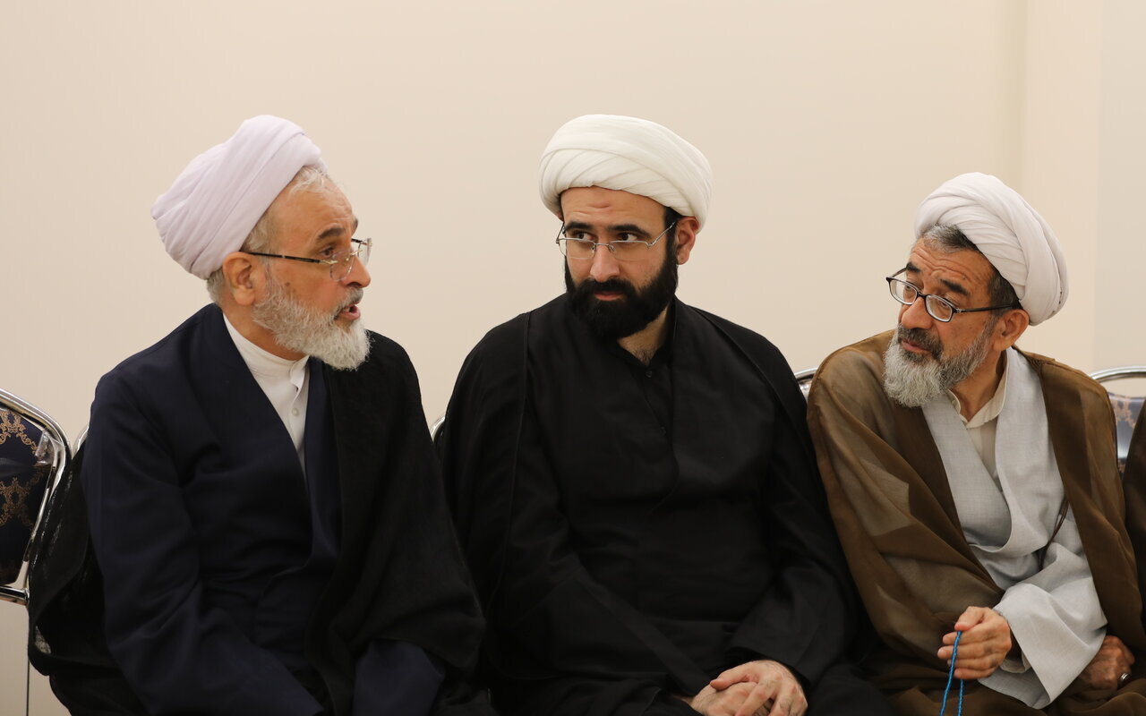 Pertemuan Ayatullah A’rafi dengan Keluarga Syahid Ali Larijani