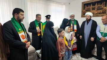 فیلم| حضور خادمان بارگاه مقدس امام رضا (ع)  در منزل شهید  محمد عادلی در شهرستان نقده