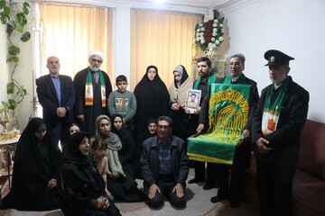 تصاویر/ دیدار خادمان حرم امام رضا با خانواده شهدای جنگ تحمیلی رمضان در ارومیه