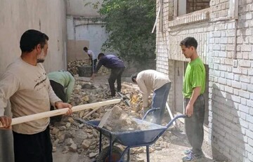 تصاویری از همدلی و فعالیت جهادی طلاب و مهاجرین افغانستانی در محلات آسیب‌دیده قم