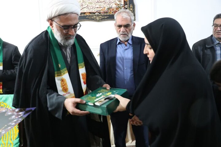 تصاویر/ دیدار خادمان حرم امام رضا با خانواده شهدای جنگ تحمیلی رمضان در ارومیه